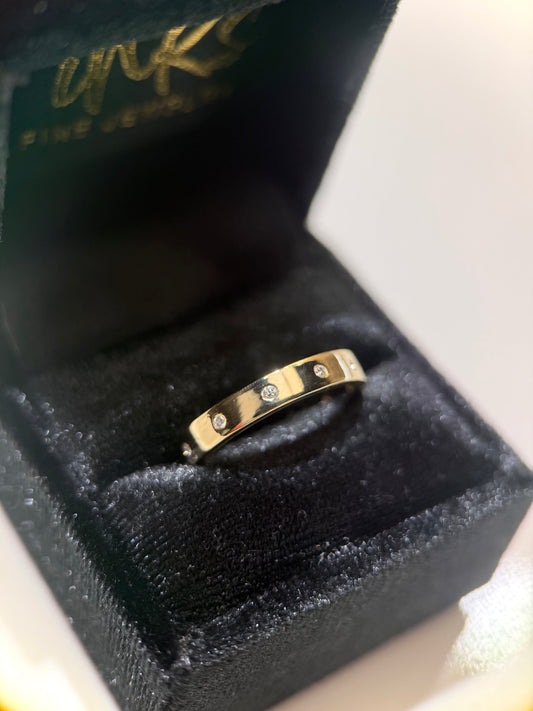 Modern Laurtier Eternity Band
